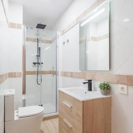 Sunny Modern Flat By Mercado Daire *